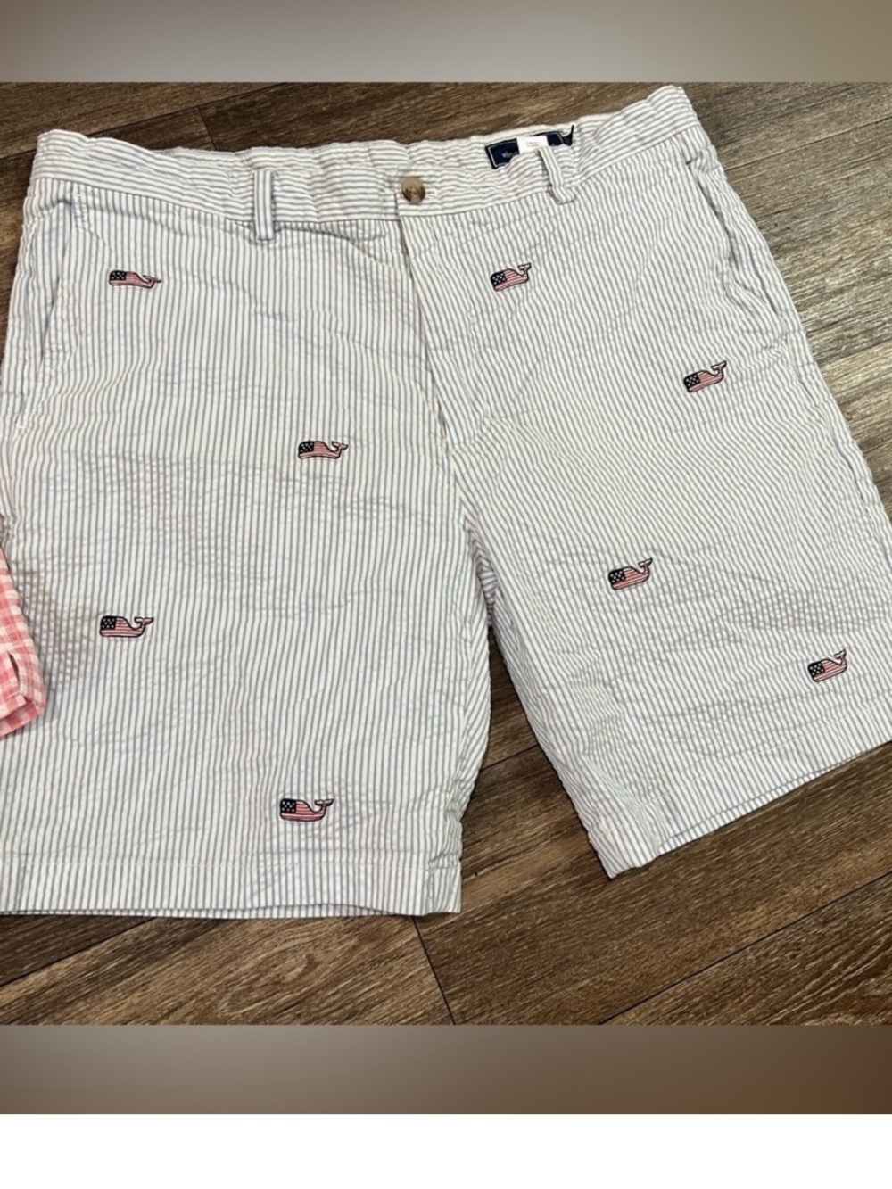 Vineyard Vines Mens 9" Flag Whale Embroidered Seersucker Short Striped White